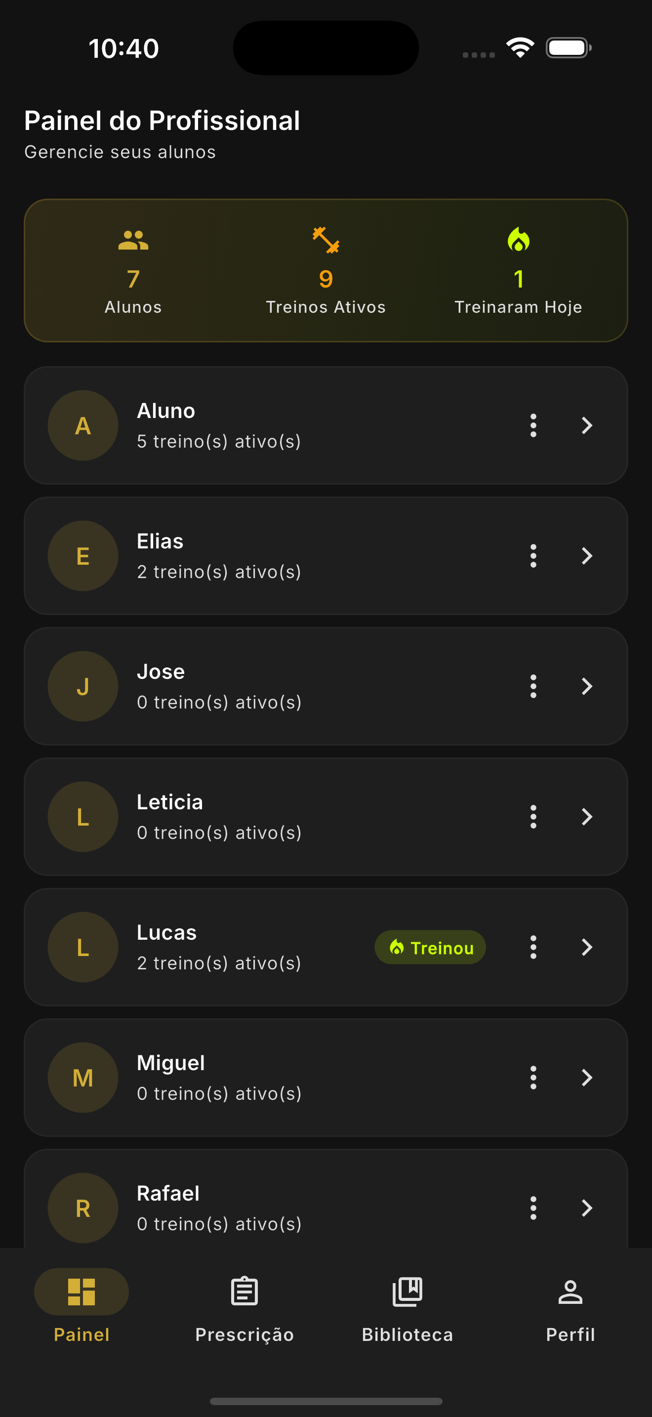Vibe Fit App — Dashboard do profissional com lista de alunos e treinos ativos
